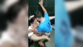 Địt nhau trong nhà vệ sinh bị lũ bạn quay lén dâm đãng kích thích