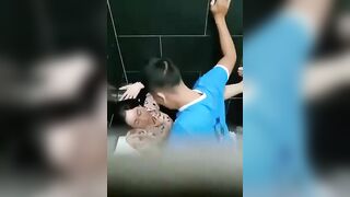 Địt nhau trong nhà vệ sinh bị lũ bạn quay lén dâm đãng kích thích