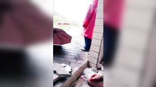 Đang thủ dâm ngoài đường thì bị người la phát hiện ngại hết cả lồn dâm đãng