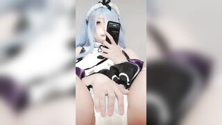Cosplay rem thủ dâm bắn nước