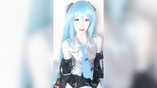 Cosplay Hatsune Miku thủ dâm bắn nước từng toé