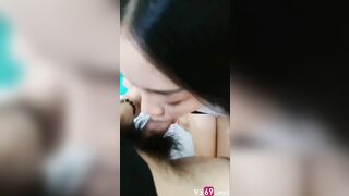 Em mặc đồ công sở đi làm thì anh kéo quần bắt bú cu