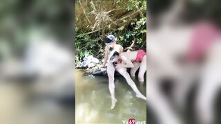 Đưa em ra bờ suối chơi mà nước lạnh quá