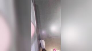 Không có khăn giấy thì để em mút cho