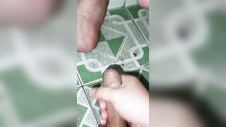 Wax lông xong tranh thủ vuốt cặc bắn tinh