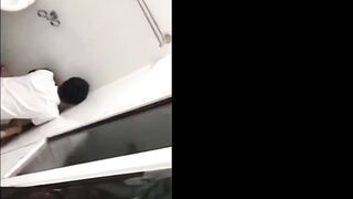 Rượu vào làm liều,bị ép bú cu thằng bạn còn bị trai lạ hấp dâm tê lồn ở WC công cộng