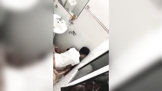 Rượu vào làm liều,bị ép bú cu thằng bạn còn bị trai lạ hấp dâm tê lồn ở WC công cộng