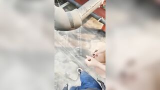 địt em sinh viên trên sân thượng đang địt thì có người lên
