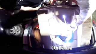 em gái nằm trong hộp bị các anh đi đường địt tập thể.