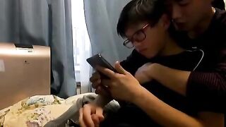 Sục cu em trai đeo kính