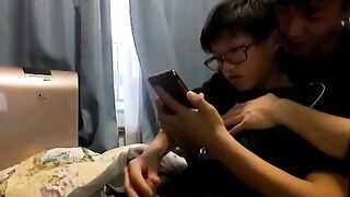 Sục cu em trai đeo kính