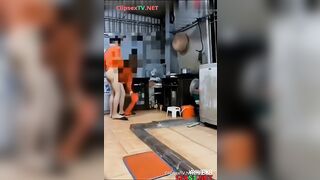 Đang nấu ăn thì bị anh hàng xóm sang gạ địt dạy bú cu địt cho tê lồn dâm đãng