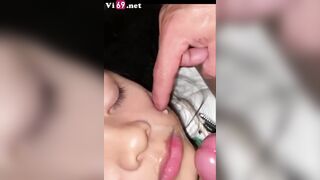 Clip Sex Anh xuất trong rồi bắn ra ngoài bẩn cả áo em