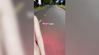 Clip Sex Em gái nghiện phô dâm cởi đồ khỏa thân chở anh đi dạo