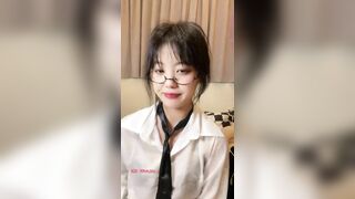 Em sinh viên đeo kính vú to lồn non thủ dâm khoe hàng dâm đãng