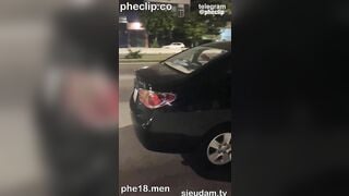 Đỗ xe thì thấy cảnh vk ck nhà người ta đang địt nhau trên xe ô tô nên tiện quay luôn