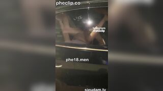 Đỗ xe thì thấy cảnh vk ck nhà người ta đang địt nhau trên xe ô tô nên tiện quay luôn