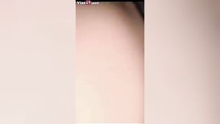 Em nó tự chủ động cầm con cặc vờn quay vú còn dâm đãng muốn anh hàng xóm cuto đút vào