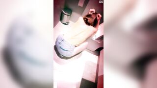 E gái say rịu đg nôn trog nvs bị 2 th b khốn nạn vào bắt bú cu địt nhau đái lên người