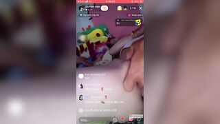 Trả kèo PK tóp tóp thanh niên bạo gan móc lồn vợ đg nằm ngay trên sóng livetream