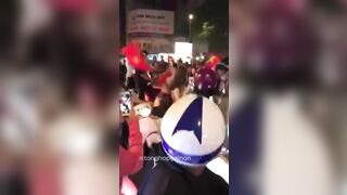Tổng hợp clip gái xinh cởi đồ đi bão ăn mừng U22 VN vô địch Sea Game