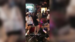 Tổng hợp clip gái xinh cởi đồ đi bão ăn mừng U22 VN vô địch Sea Game