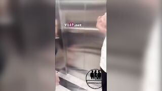 HỮU DUYÊN BÚ LỒN EM TRONG THANG MÁY SÉT ĐÁNH CŨNG KHÔNG NHẢ