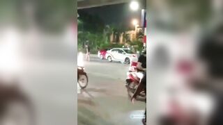 Em gái Việt xinh ngáo đá trần truồng không mặc quần áo đi ngoài đường