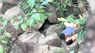 Vô tình quay lén đc cặp đôi ngoại tình trốn lên núi địt nhau public khi đi leo núi