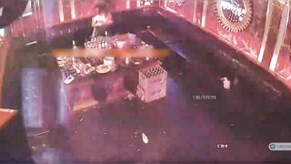 Hack cam quán hát,ông chú hồi xuân trốn vợ đi hát địt luôn e nv trẻ trog phòng hát p2