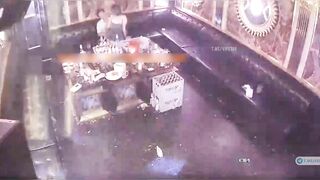 Hack cam quán hát,ông chú hồi xuân trốn vợ đi hát địt luôn e nv trẻ trog phòng hát p2
