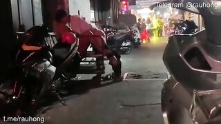 Cặp đôi Tây lông k biết vì sao mà hứng quá cởiđồ địt nhau ngay trg hẻm khi du lịch VN