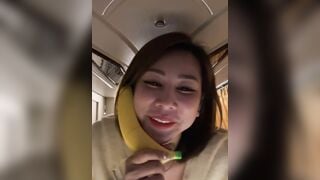 Dâm nữ xinh đẹp livetream móc lồn chảy nước trên xe khách giường nằm p4