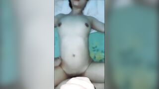 Mệt tính ngủ mà bà cj dâu cứ sán lại liếm rồi bú con cặc nứng quá đè địt lút cán bả