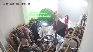 Hack Camera Em Gái Chủ Shop Bị Người Quen Leak Video Thay Đồ Live Bán Hàng