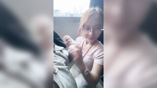 Có giáo đeo kính cận bú mút con cu cho học sinh của mình mới lớn