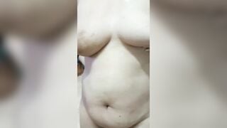 Mẹ vợ vừa tắm xong vú to lồn múp cho con rể xem