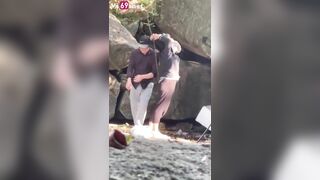 Cặp đôi tranh thủ chịch nhau trong hang đá khi đi phượt
