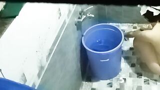 Quay lén chị gái tắm 5