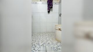 Thằng anh rình nhỏ e gái tắm
