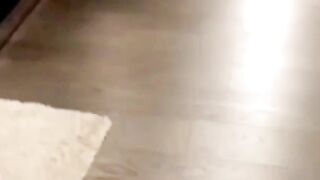 Cho em trai dập tới tấp vào cái lồn vk còn mình vừa ngồi quay video vừa sục cặc
