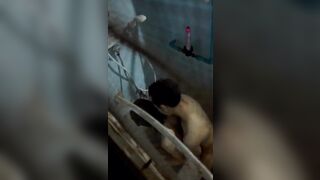 Quay lén con vợ dắt bạn thân nó về tắm chung
