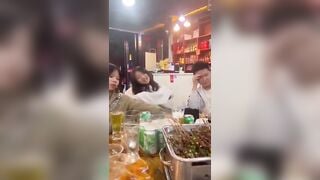 Em gái say rượi khoe vú cho bạn thân xem