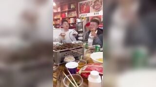 Em gái say rượi khoe vú cho bạn thân xem