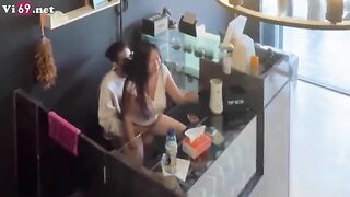 Đang lén lút chịch ở quầy thu ngân thì khách vào làm em rút ra vội vàng