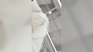 quay lén dưới váy em gái xinh đi siêu thị