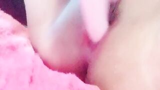 Em gái mới lớn tự sướng phê bắn nước liêm tục