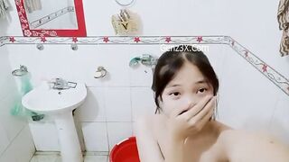 Nguyễn Thị Minh Tuyết 2ka10 Quay Lại Cảnh Mình Thủ Dâm Trong Nhà Tắm 2