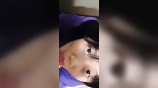 Dì lại rũ cháu vào toilet thế này thì cháu lại khô