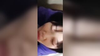 Dì lại rũ cháu vào toilet thế này thì cháu lại khô
